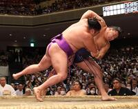 　尊富士（左）を攻める豊昇龍（撮影・佐々木彰尚）