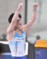 　平行棒の演技を終えてガッツポーズをする橋本大輝（撮影・堀内翔）