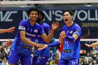 　気迫のこもったプレーを見せる大阪Ｂ・西田有志（右）＝撮影・石湯恒介