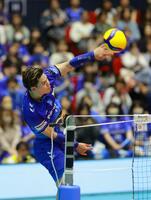 　スパイクを打つ大阪Ｂ・西田有志（撮影・石湯恒介）