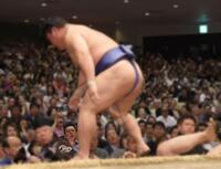 　王鵬を寄り倒しで下した若隆景。観戦する原辰徳氏もびっくり（撮影・佐々木彰尚）