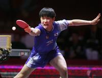 　男子シングルス１回戦でプレーする張本智和（共同）