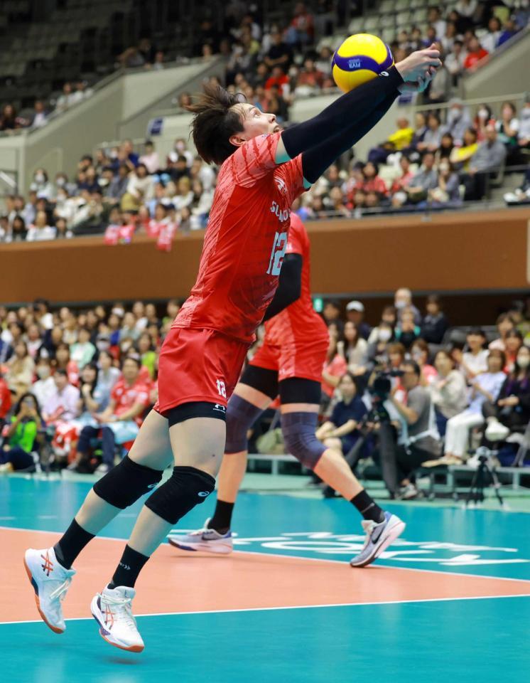 　必死にボールをつなぐ高橋藍（撮影・石湯恒介）