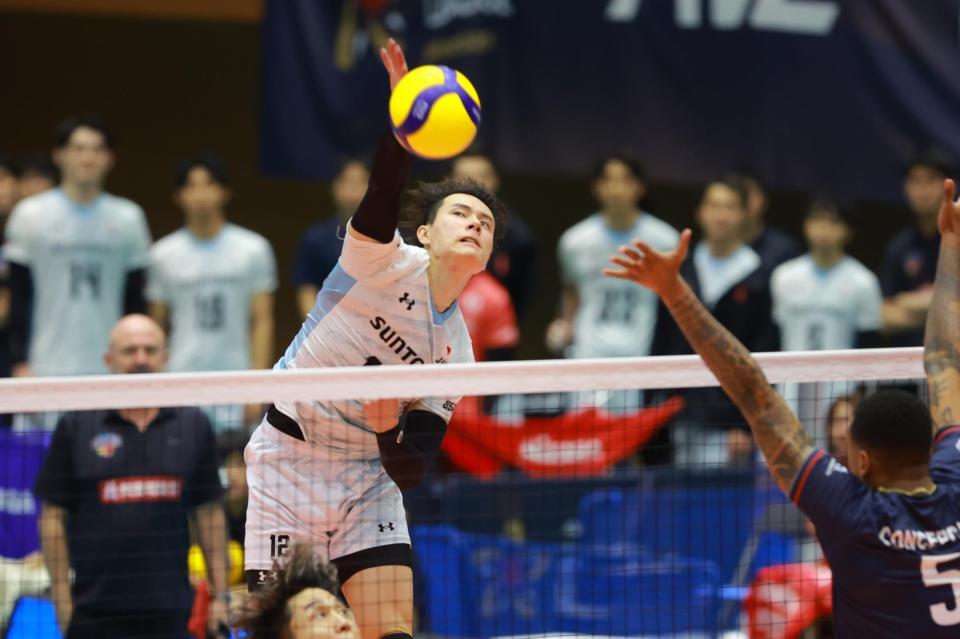 　スパイクを放つサントリー・高橋藍