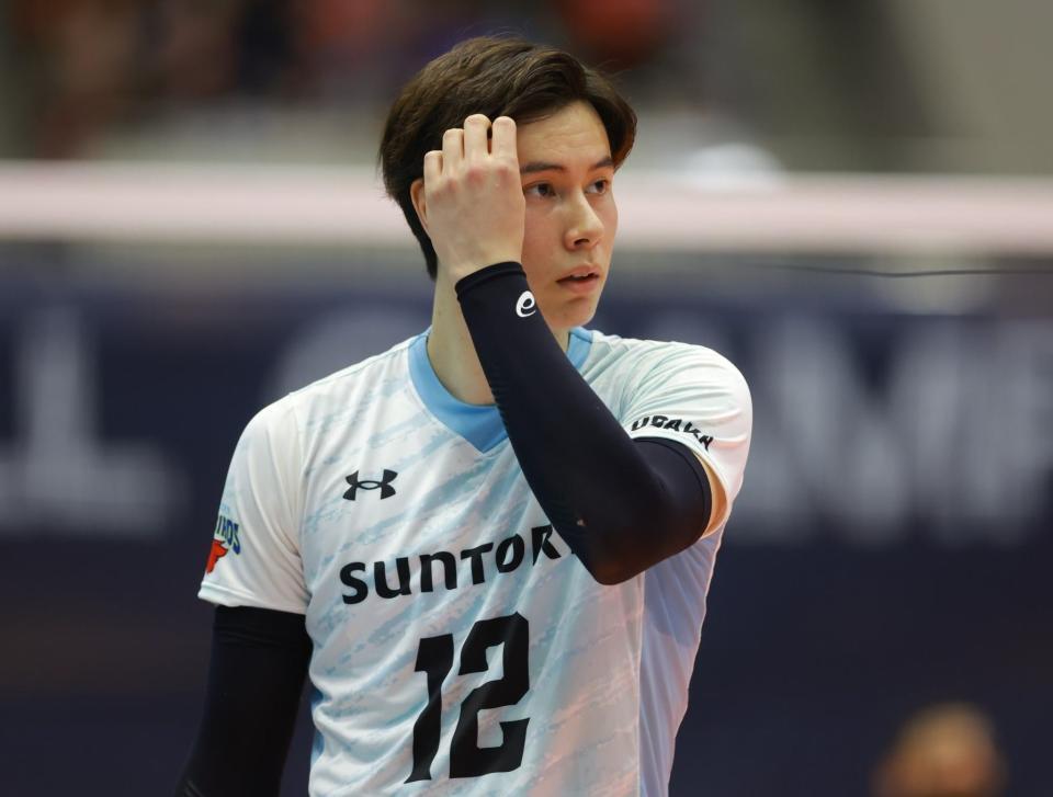 　３位決定戦でプレーするサントリー・高橋藍