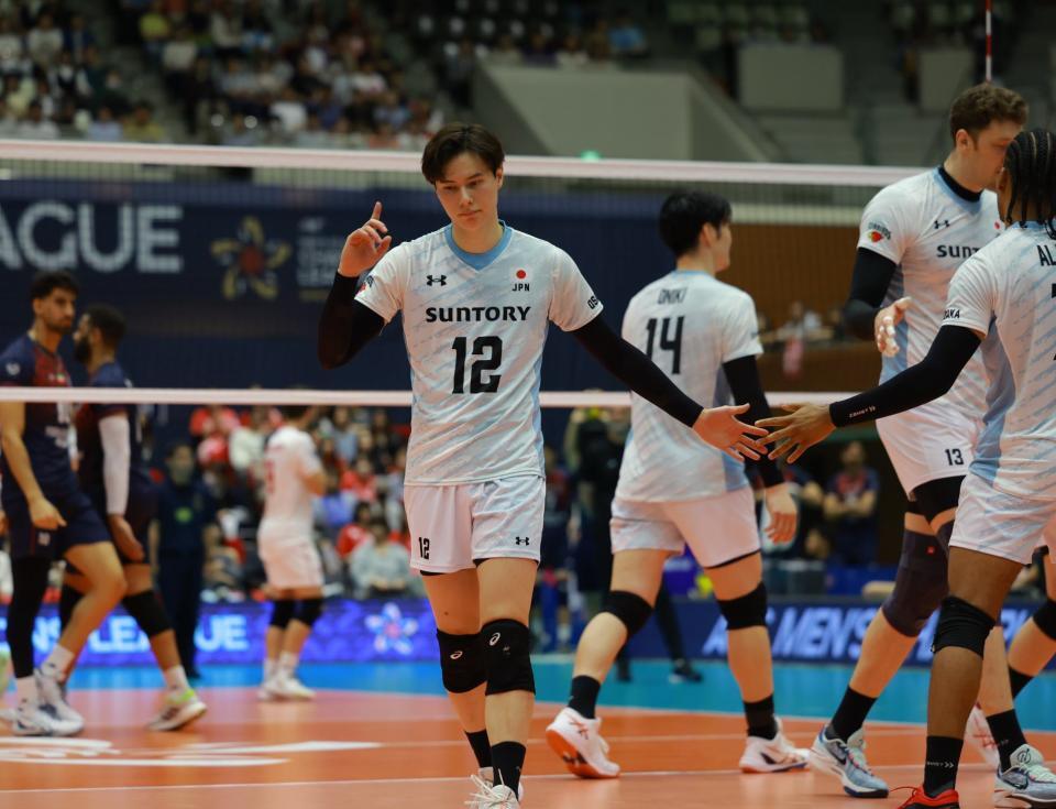 　３位決定戦でプレーするサントリー・高橋藍