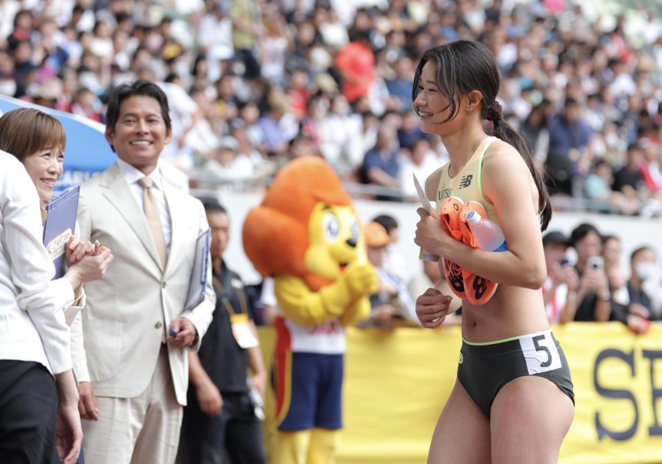 　レース後、織田裕二（中央）と笑顔であいさつする田中佑美