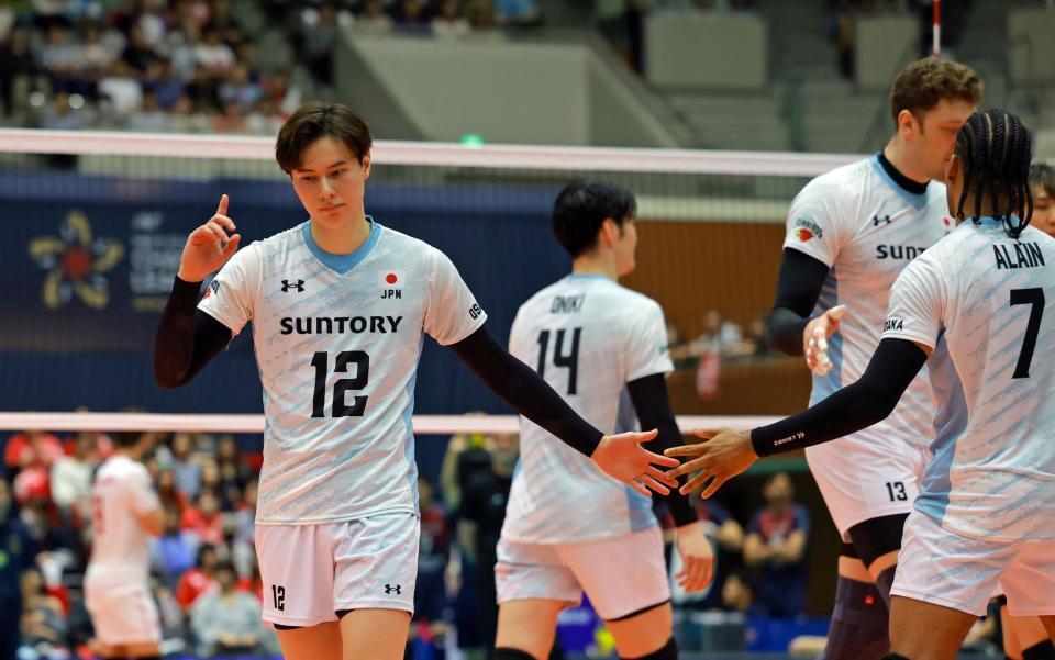 　得点を重ねるサントリー・高橋藍（左）＝撮影・石湯恒介