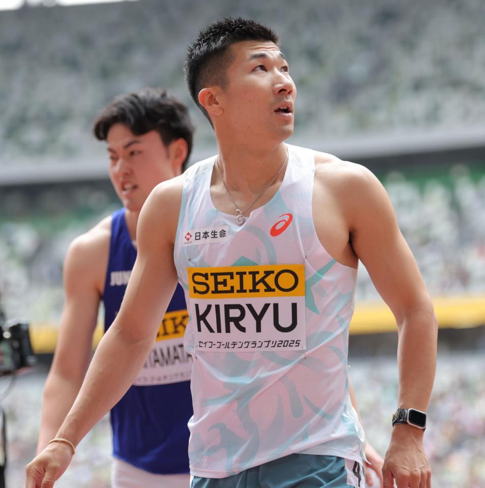 　男子１００メートル予選２組で２位だった桐生祥秀（手前）と１位だった灰玉平侑吾（撮影・吉澤敬太）