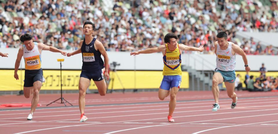 　男子１００ｍ予選でゴールする（右から）桐生祥秀、鈴木涼太、柳田大輝、小池祐貴（撮影・吉澤敬太）