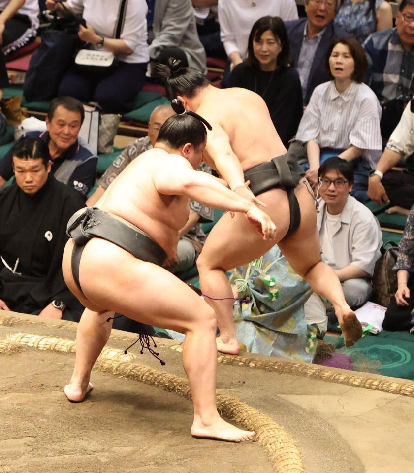 　朝日龍（左）に決め出しで敗れた炎鵬