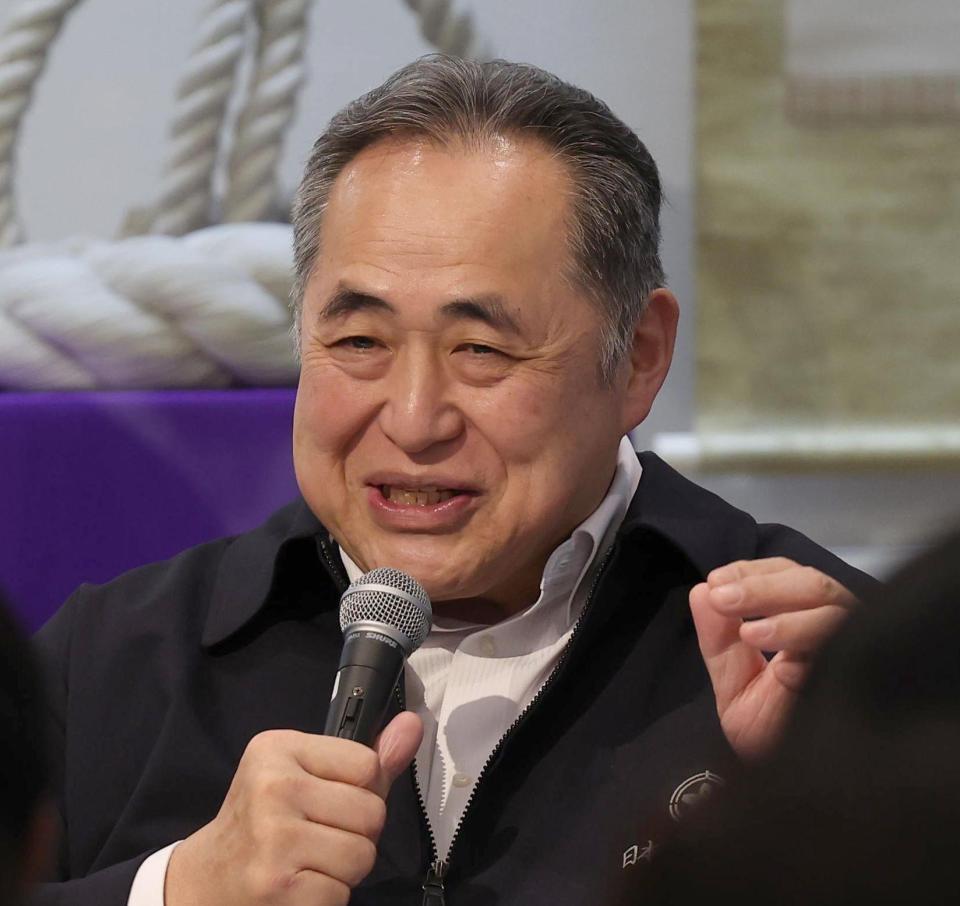 　トークショーをする芝田山親方（撮影・佐々木彰尚）