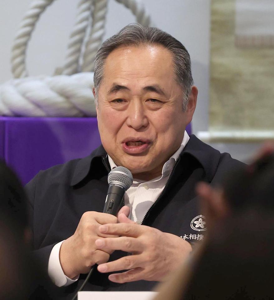 　トークショーをする芝田山親方（撮影・佐々木彰尚）