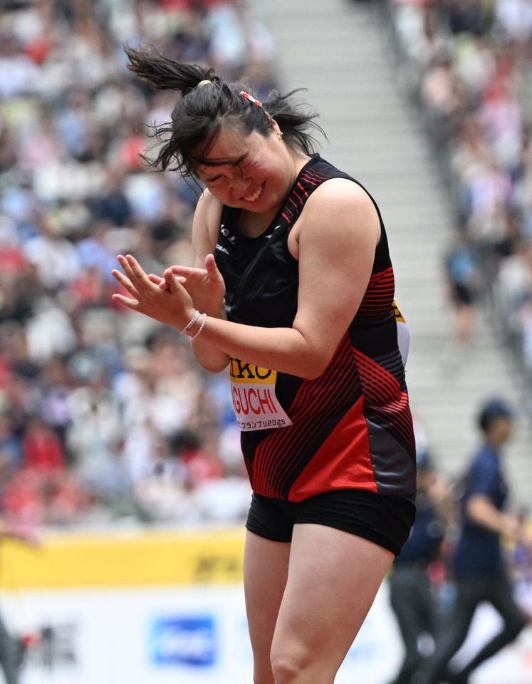 　女子やり投げの５投目で64メートル16を投げ、手をたたく北口榛花