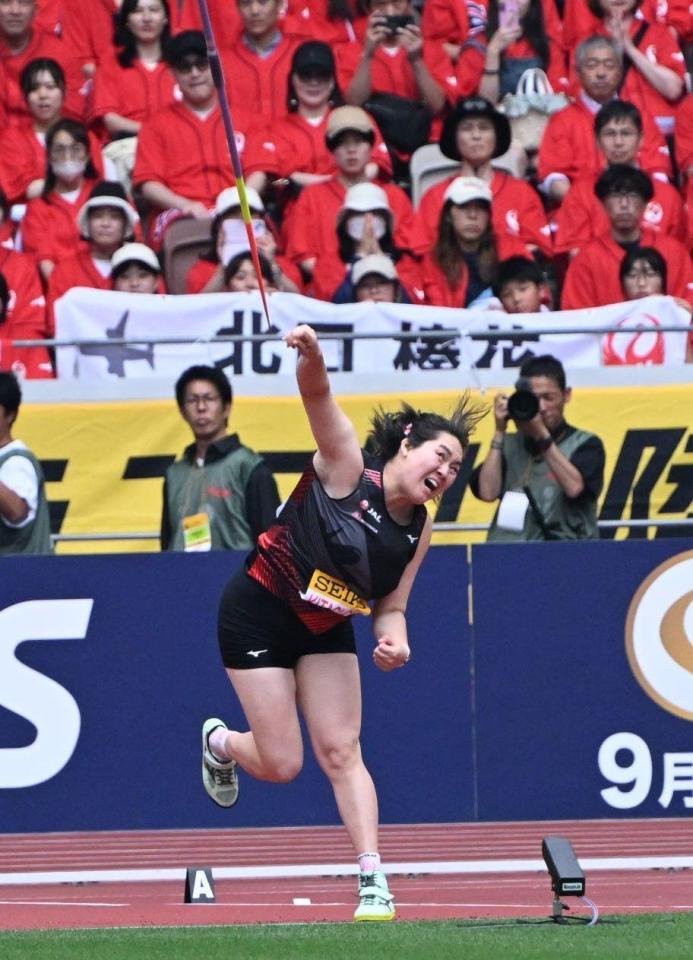 　女子やり投げで６４メートル１６を投げ、優勝した北口榛花