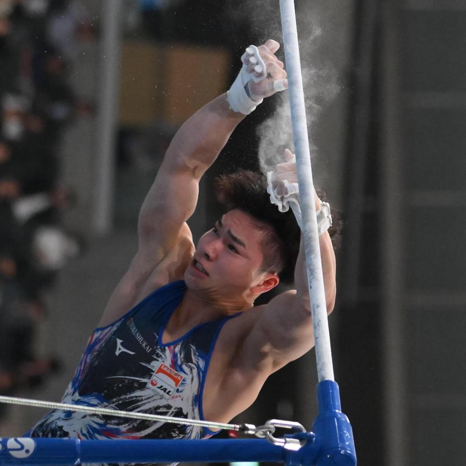 　鉄棒をつかめずに落下した岡慎之助（撮影・堀内翔）