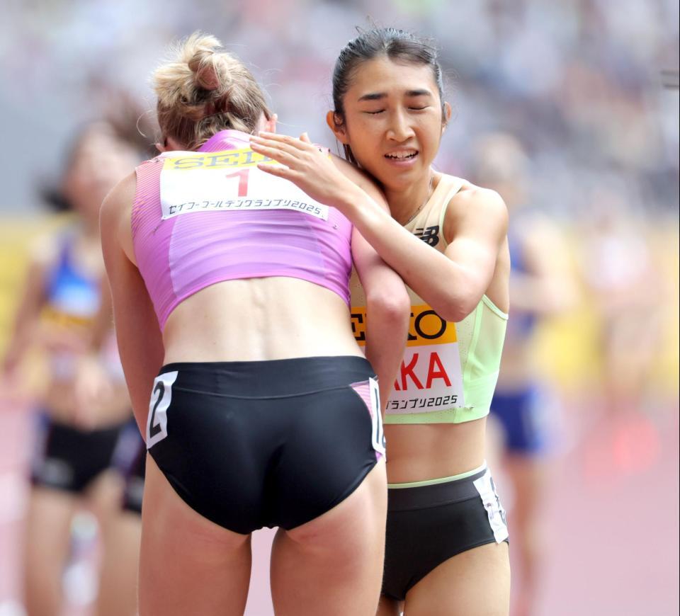　女子１５００メートルで、優勝したジョージア・グリフィス（左）と抱き合う田中希実（撮影・吉澤敬太）