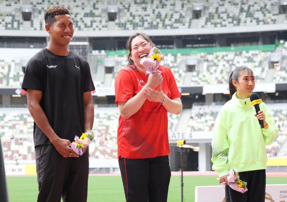 　試合後、田中希実（右）の言葉を聞いて笑う北口榛花（中央）と顔をしかめるサニブラウン・ハキーム（撮影・吉澤敬太）