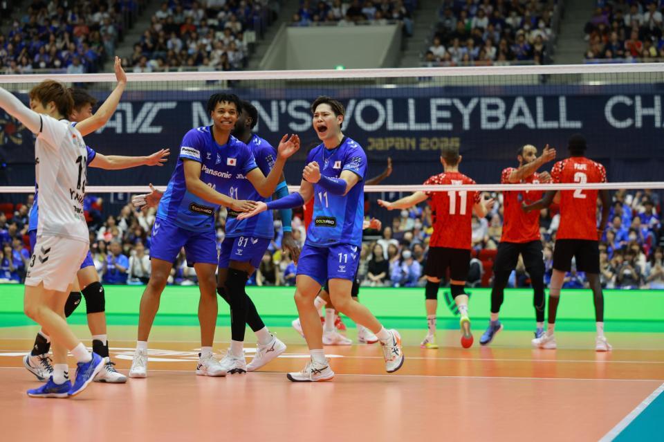 　拳を握る大阪Ｂ・西田有志（中央）