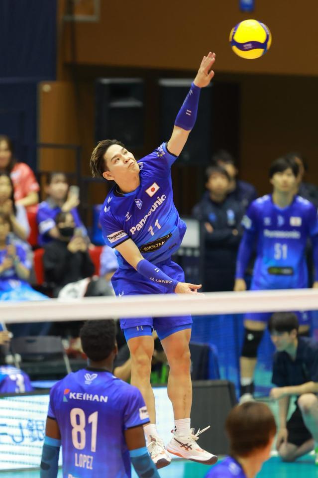 　サーブを打つ大阪Ｂ・西田有志