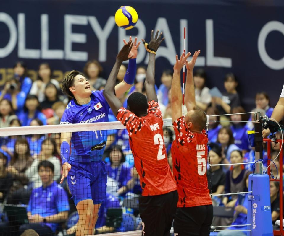 　決勝でプレーする大阪Ｂ・西田有志