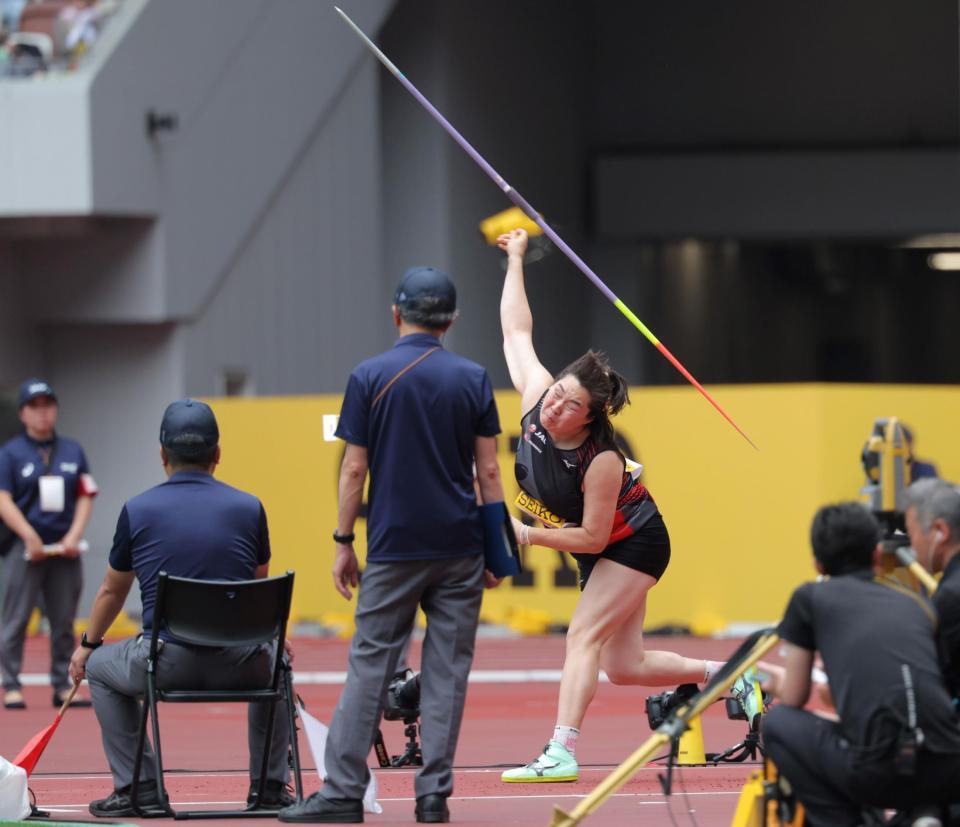 　係員が見つめる中、力強くやりを投げる北口榛花（撮影・吉澤敬太）