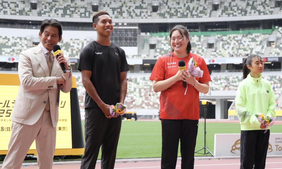 　笑顔を見せる（左から）織田裕二、サニブラウン・ハキーム、北口榛花、田中希実