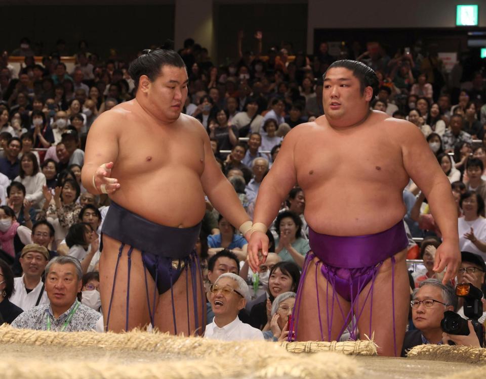 　尊富士（右）を下した豊昇龍（撮影・佐々木彰尚）