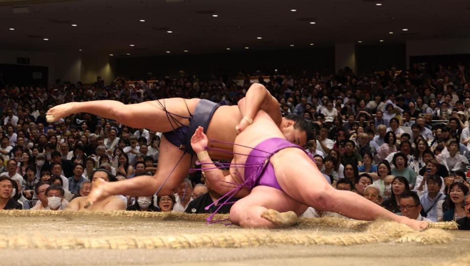 　尊富士（下）を小手投げで下した豊昇龍（撮影・佐々木彰尚）