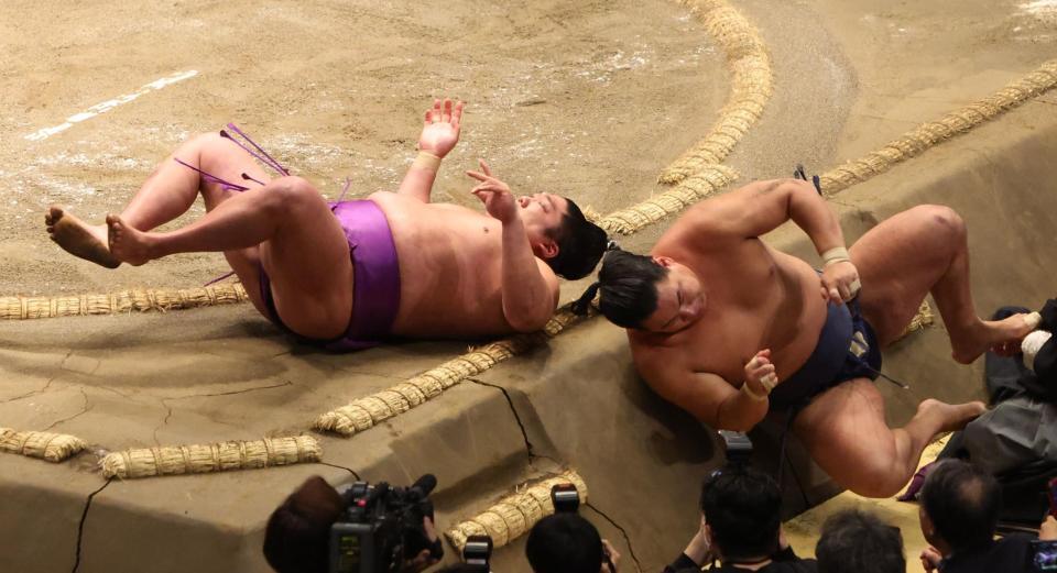 　尊富士（左）を小手投げで破る豊昇龍