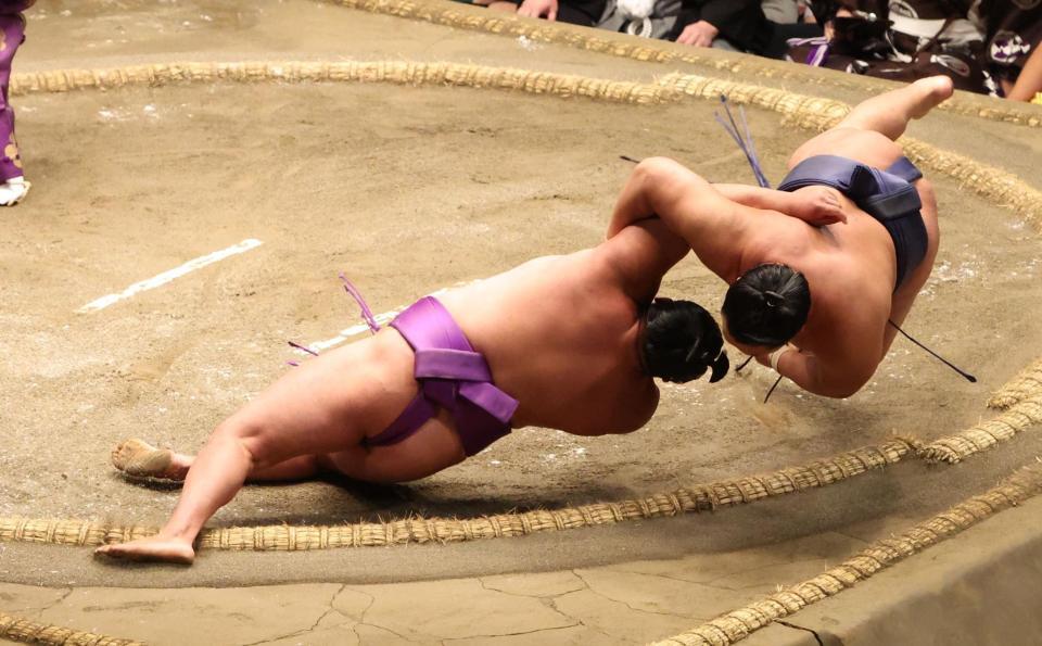 　尊富士（左）を小手投げで破る豊昇龍
