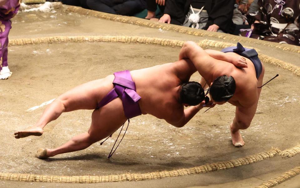 　尊富士（左）を小手投げで破る豊昇龍