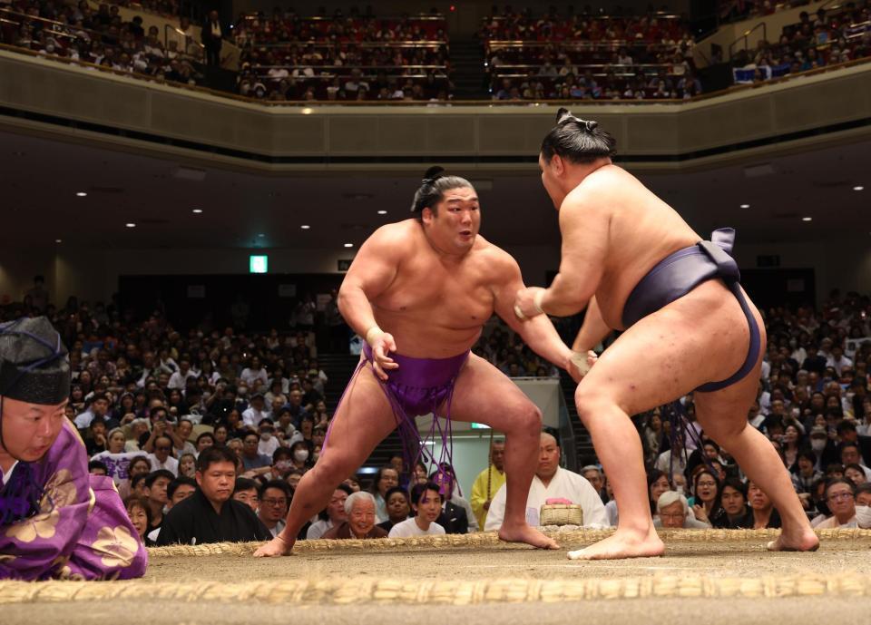 　豊昇龍と尊富士の取り組みで転倒する木村庄之助（左）＝撮影・佐々木彰尚