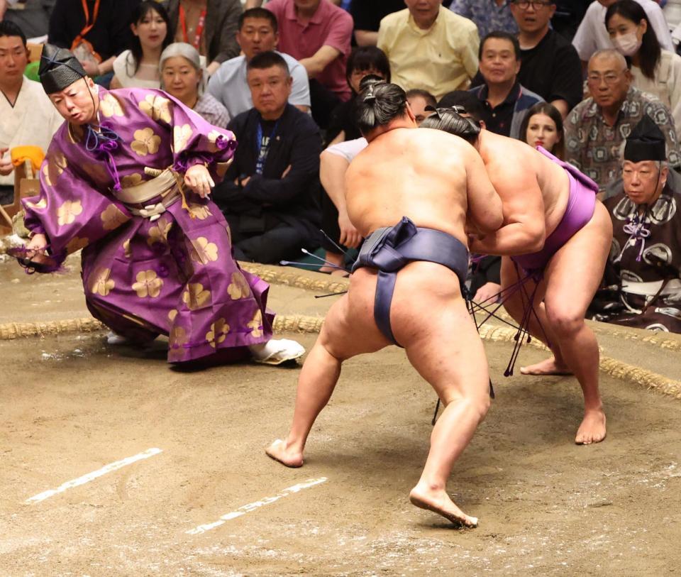 　結びの一番でよろける立行司