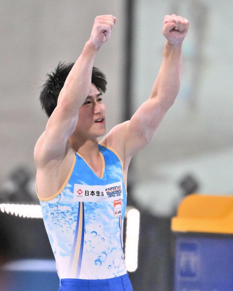 　平行棒の演技を終えてガッツポーズをする橋本大輝（撮影・堀内翔）