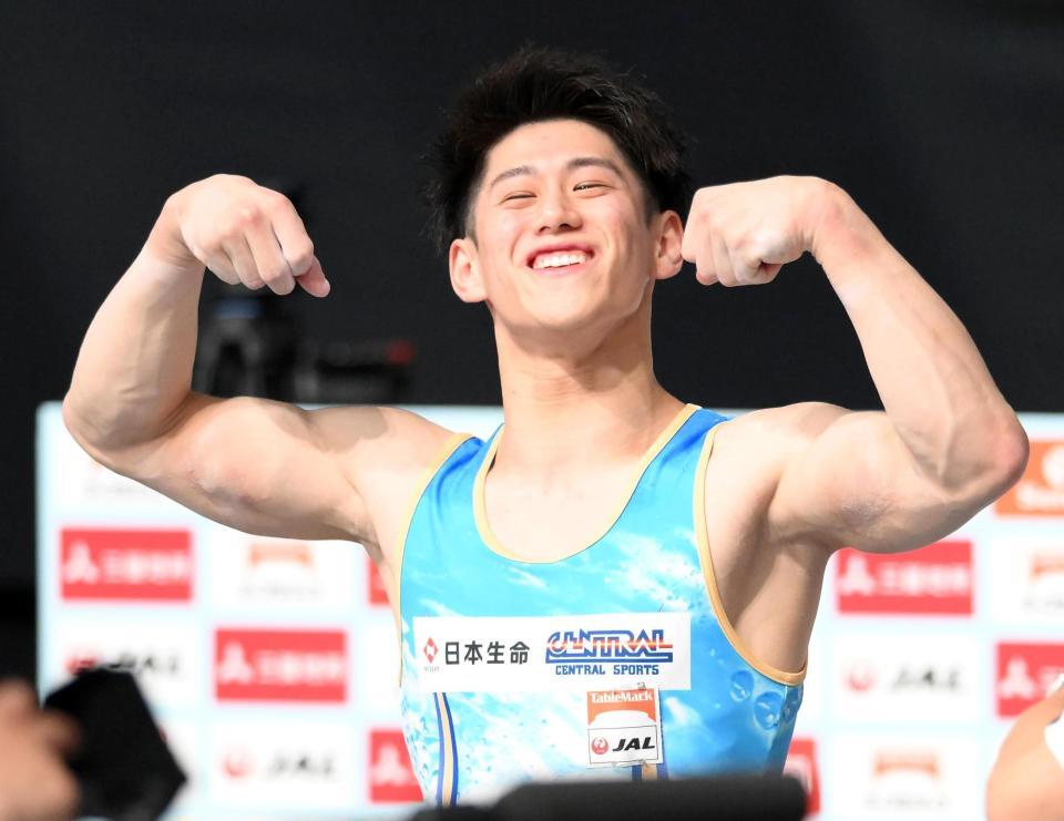 　大会終了後、リラックスした雰囲気のなかマッスルポーズを決める橋本大輝（撮影・堀内翔）