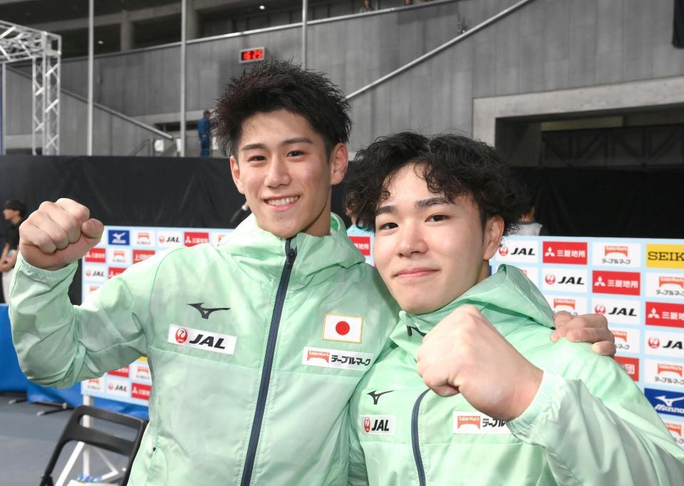 　全種目を終えて記念撮影をする橋本大輝（左）と岡慎之助（撮影・堀内翔）