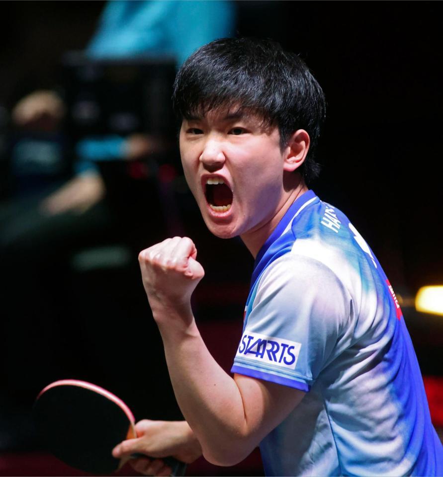 　男子シングルス１回戦でポイントを奪い、ガッツポーズする張本智和（共同）