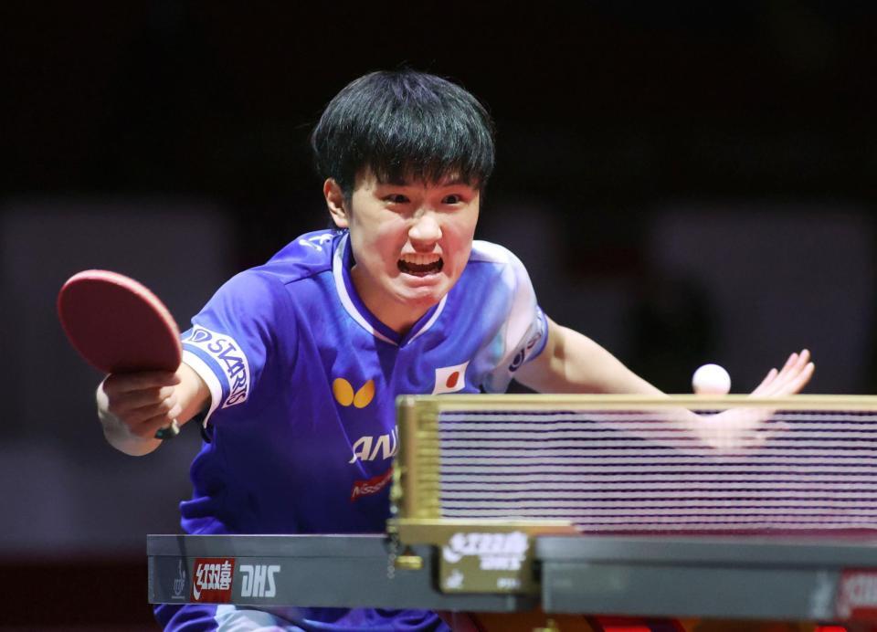 　男子シングルス１回戦でプレーする張本智和（共同）