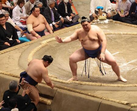 　平戸海（左）を押し出しで下す大の里
