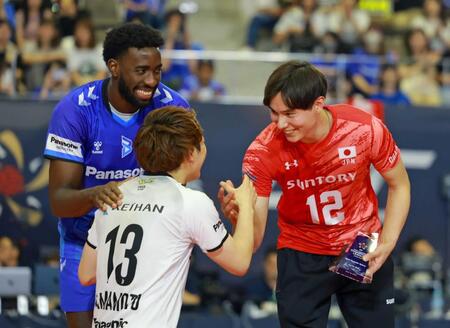 サントリー３位　高橋藍個人賞受賞　ストレート完勝で笑顔の銅メダル「このシーズンの経験が今後の成長に」