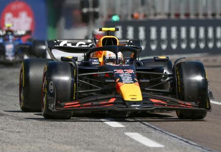 　決勝で走行するレッドブルの角田裕毅＝イモラ（ゲッティ＝共同）