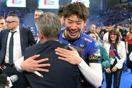 　優勝を決め、監督と抱き合って喜ぶペルージャの石川＝ウッジ（ゲッティ＝共同）