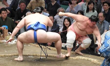 　宇良（右）を送り出しで下し、全勝を守った大の里（撮影・佐藤厚）