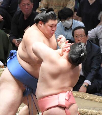 　立ち合いで宇良（右）を圧倒する大の里（撮影・佐藤厚）