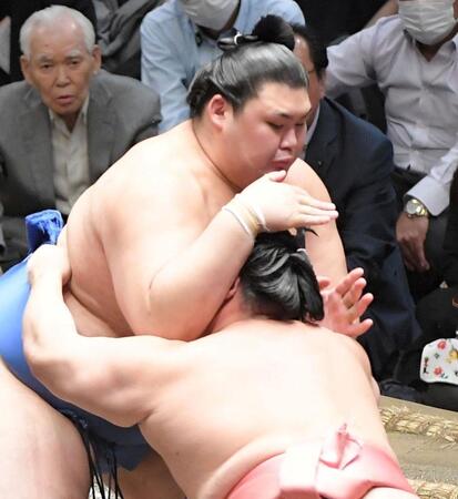 　立ち合いで宇良（右）を圧倒する大の里（撮影・佐藤厚）