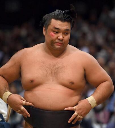 　首投げで尊富士を破り顔面に擦り傷を負う霧島（撮影・開出牧）