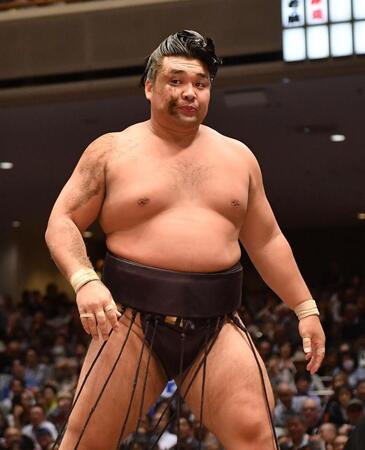 　尊富士を首投げで破り顔面と右腕に土がこびりつく霧島（撮影・開出牧）
