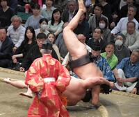 　尊富士（下）を首投げで破った霧島（撮影・佐藤厚）