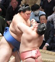 　立ち合いで宇良（右）を圧倒する大の里（撮影・佐藤厚）